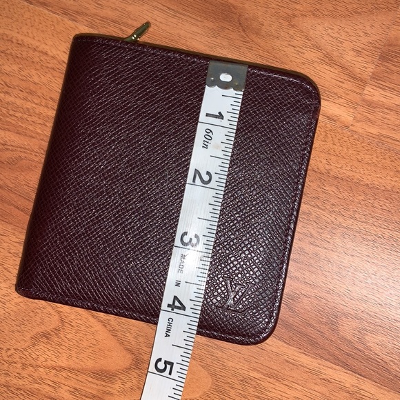 Authentic Louis Vuitton Taiga Zip Around Bifold Wallet - Picture 16 of 16